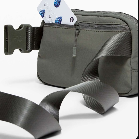 LULULEMON EVERYWHERE BELT BAG GREY SAGE NWT 1L - Picture 4 of 7